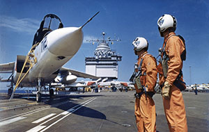 Бомбардировщик и его экипаж из состава эскадрильи VAH-7 Peacemakers of the Fleet на борту Энтерпрайза