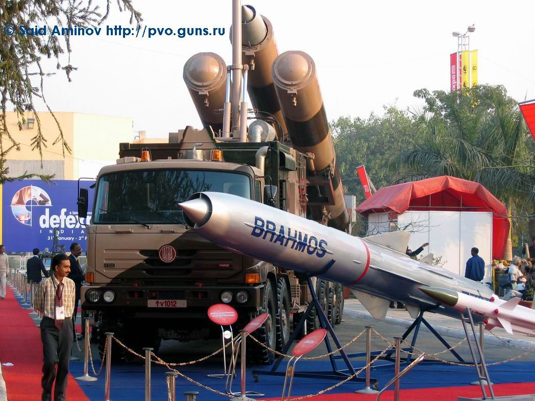 Самоходная ПУ комплекса BrahMos на выставке военной техники DefExpo-200