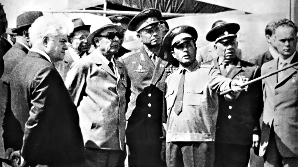 Кубинка. Полковник Клягин А.С.делает доклад Л.И. Брежневу.