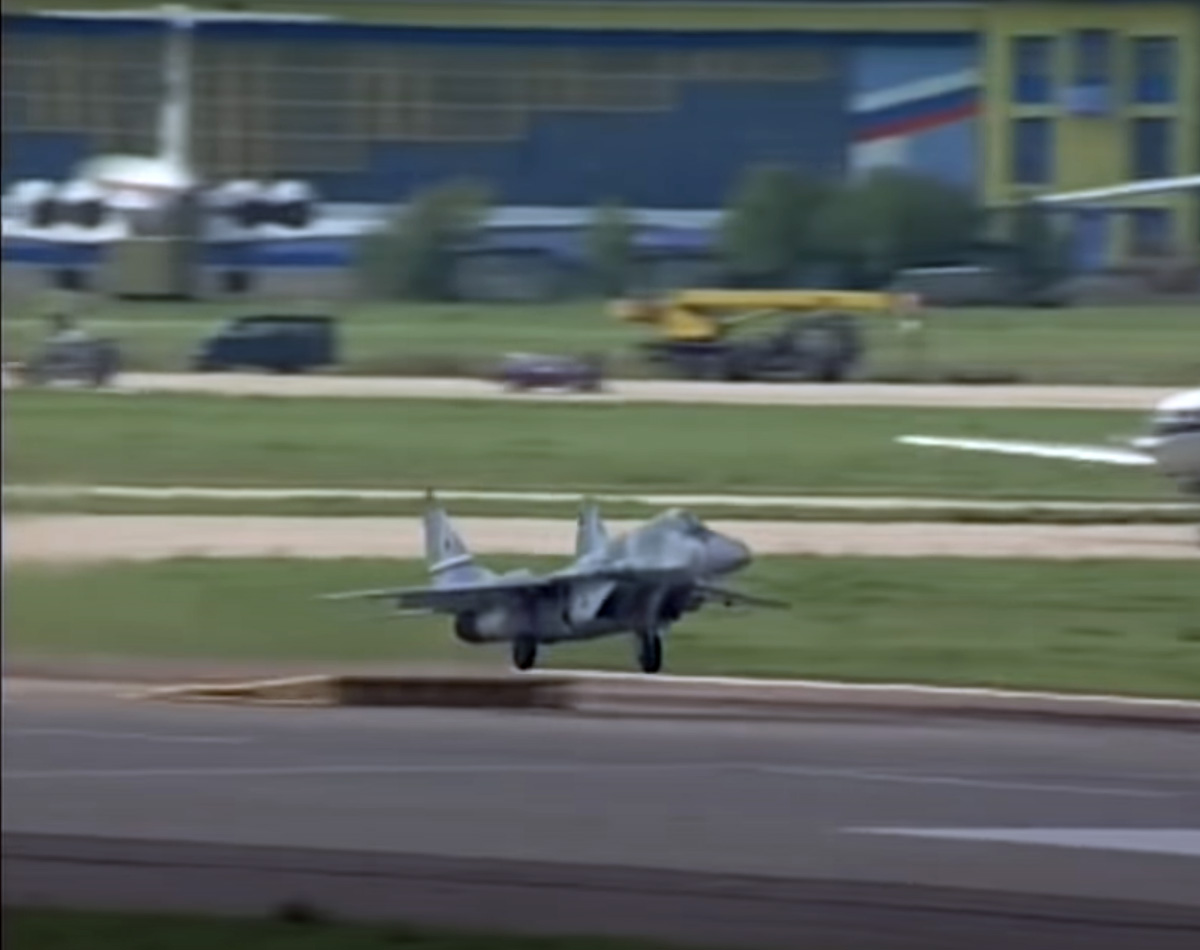Взлет МиГ-29 с мобильного трамплина